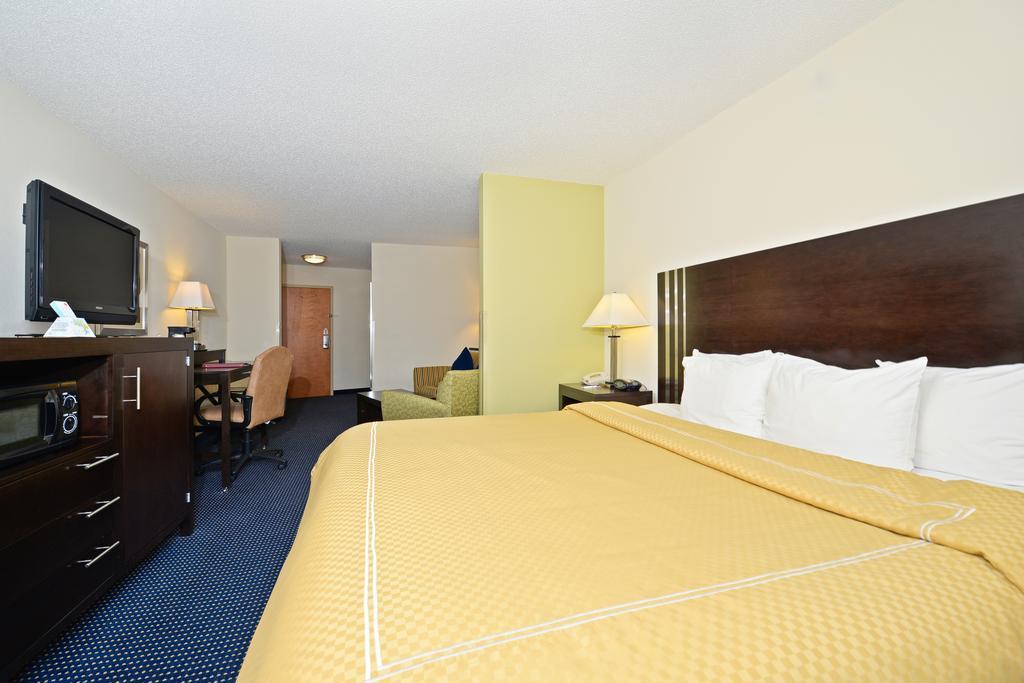 Comfort Suites Lancaster Amish Country Smoketown  Номер фото